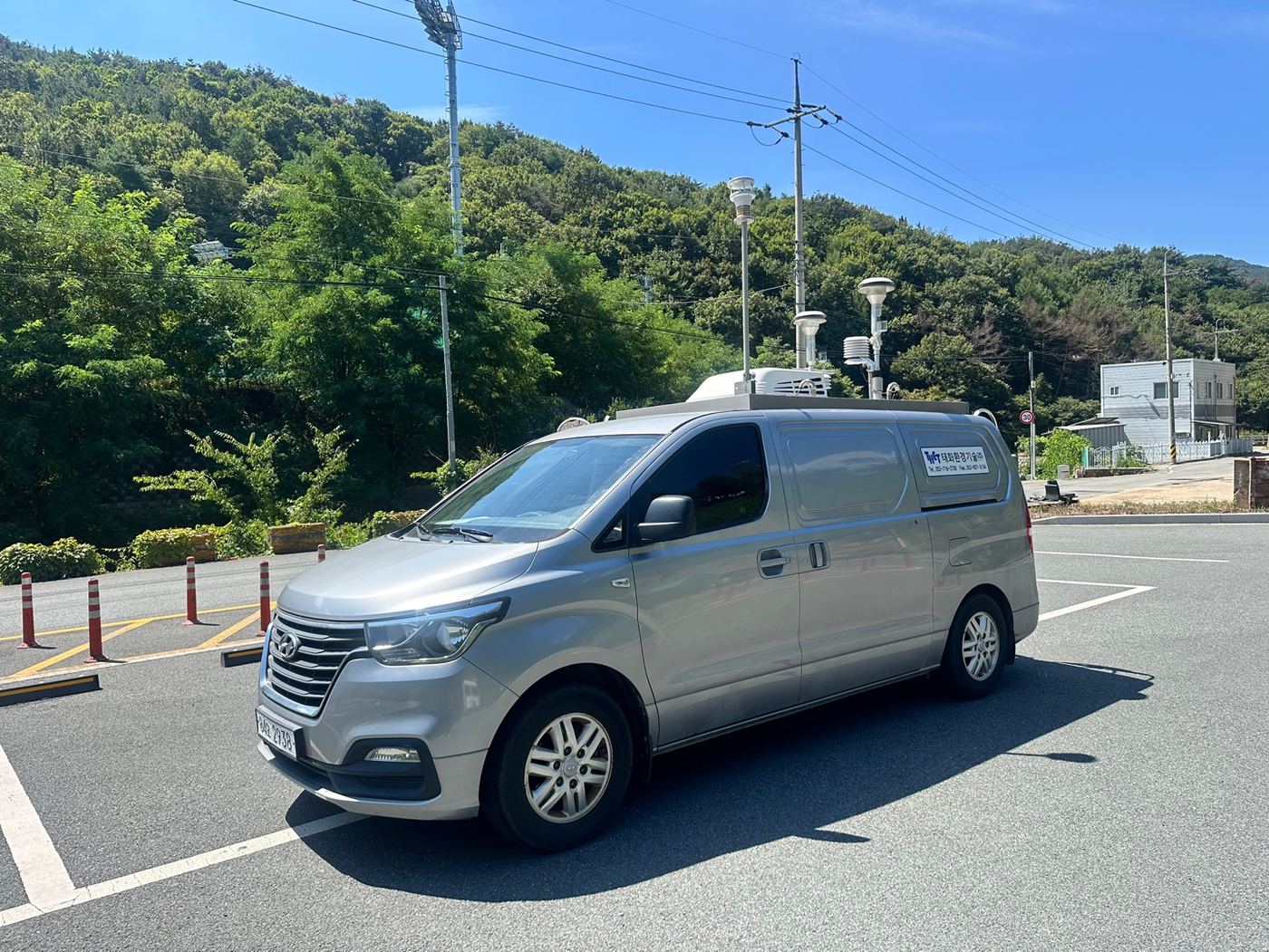 지붕에 측정장비를 갖춘 환경대기측정차량